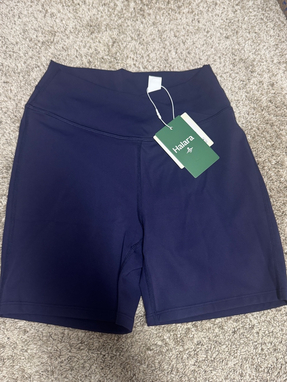 HALARA 	
Softlyzero™ Plush High Waisted Crossover Ruched Yoga Shorts 5'